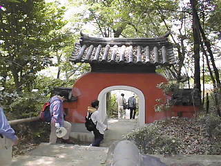 石峰寺の赤い唐門
