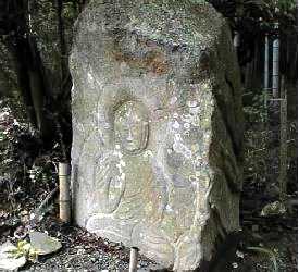 第１の石仏、弥勒仏坐像石仏