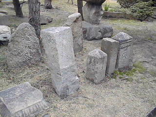 教育文化会館前庭の石碑
